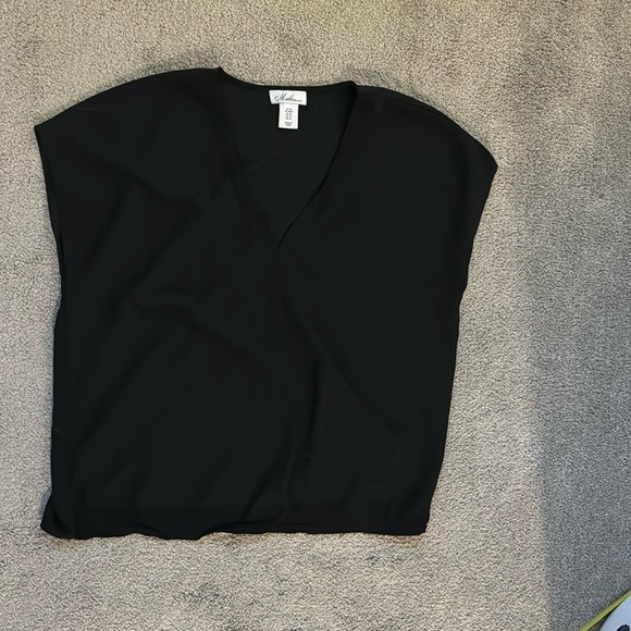 Black top - Picture 1 of 2